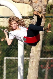 gallery_enlarged-annalynnemccord-90210-set-photos-11222008-01.jpg