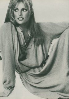 american_vogue_august_1977_patti_hansen__penn4sm.jpg