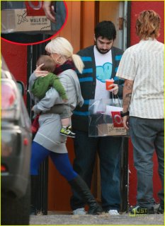 christina-aguilera-babys-day-out-02.jpg