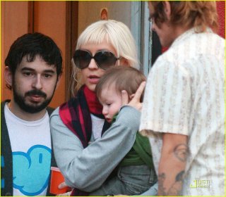 christina-aguilera-babys-day-out-03.jpg