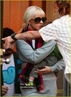 christina-aguilera-babys-day-out-06.jpg