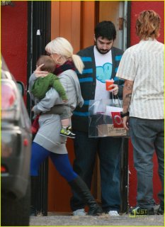 christina-aguilera-babys-day-out-08.jpg