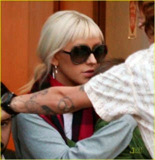 christina-aguilera-babys-day-out-09.jpg