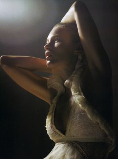 VogueItaly-March06-KateMoss_MarioSorrenti004.jpg