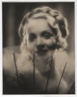 MarleneDietrichVeiledFan1933(01)dreampinups.jpg