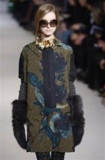 345,http---d.yimg.com-a-p-ap-20090301-capt.5e7ef03013b340a093ce1f3d41be4a7d.italy_fashion_mil104.jpg