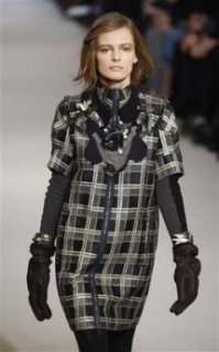 345,http---d.yimg.com-a-p-ap-20090301-capt.9ff27dd9d54c4fe1ab0c8f11c79a6381.italy_fashion_mil103.jpg