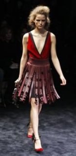 345,http---d.yimg.com-a-p-ap-20090301-capt.a6d0e6e1e8364d32933b0fc6180583f1.italy_fashion_mil143.jpg