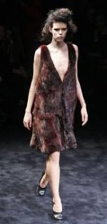 345,http---d.yimg.com-a-p-ap-20090301-capt.ea441ed716fa4d6eb0f46435e4263eb6.italy_fashion_mil147.jpg