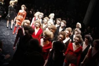 400,http---d.yimg.com-a-p-ap-20090301-capt.0d0a9cf3d2404ded9d9e8cd8cba32350.italy_fashion_mil154.jpg