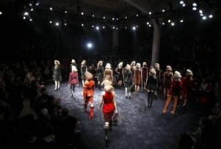 400,http---d.yimg.com-a-p-ap-20090301-capt.2b4b149f71bf413aace6ac1a5632d19f.italy_fashion_mil155.jpg