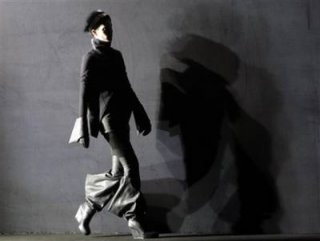 400,http_d.yimg.com_a_p_ap_20090305_capt.9b4a8cca544b4d6584699afec98a525b.france_fashion_ena127.jpg