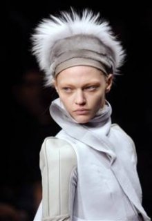 345,http_d.yimg.com_a_p_ap_20090305_capt.c76e1d28ce9e4bd5830007eeaeb41b15.france_fashion_ena120.jpg