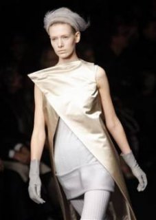 345,http_d.yimg.com_a_p_ap_20090305_capt.ce978a80c6294435a7a6c16248b49398.france_fashion_ena126.jpg