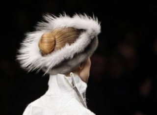 400,http_d.yimg.com_a_p_ap_20090305_capt.36163db8e0aa414492f1fb748eff40bb.france_fashion_ena123.jpg