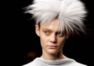 400,http_d.yimg.com_a_p_ap_20090305_capt.ae127e9c088d484d80e5c7547a2a09ff.france_fashion_ena131.jpg