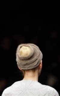 345,http_d.yimg.com_a_p_ap_20090305_capt.23f586f4946a48f68dc5aff48cfe4cb8.france_fashion_ena135.jpg