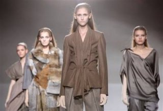 400,http_d.yimg.com_a_p_ap_20090305_capt.66b552a03fb84ce88869ee726c894d4c.france_fashion_xtc117.jpg