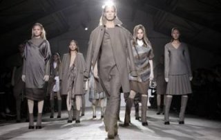 400,http_d.yimg.com_a_p_ap_20090305_capt.b3aae3b82fb647b7a7eaa1ca565f4292.france_fashion_xtc118.jpg