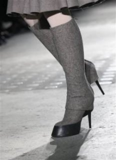 345,http_d.yimg.com_a_p_ap_20090305_capt.420bc8484f9548c2a8dc90b138fd0ad2.france_fashion_xtc122.jpg