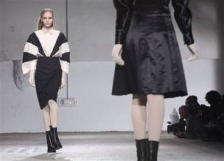 400,http_d.yimg.com_a_p_ap_20090305_capt.0c26d430816946fa9932800f04f632d8.france_fashion_xtc121.jpg