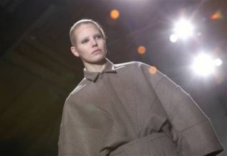 400,http_d.yimg.com_a_p_ap_20090305_capt.1e09bcce763e42da90929b3de49686e7.france_fashion_xtc120.jpg