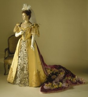 1896 court gown by the House of Worth.jpg