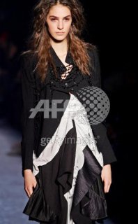 Ann Demeulemeester FW 2005 Paris 3.jpg