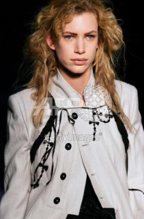 Ann Demeulemeester FW 2005 Paris 10.jpg
