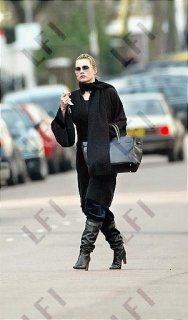 KATE MOSS GOES OUT FOR A STROLL IN PRIMROSE HILL TODAY. LONDON. 3RD DECEMBER 2002..jpg