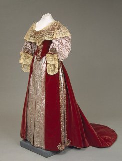 Charles Frederick Worth's dress for Empress Maria Fyodorovna 1890s.jpg