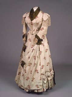 Charles Frederick Worth's dress for lady 1880s.jpg