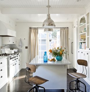 designspongeonline com blanke hvide lofter matte trægulve.jpg