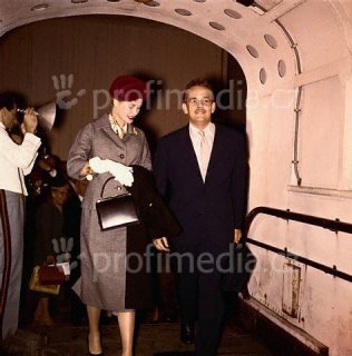 UKD2804INP  boarding the S.S. United States  at Le Havre bettman corbis.jpg