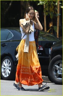isabel-lucas-skirt-flirt-01.jpg