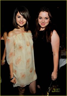 selena-gomez-jennifer-stone-congo-15.jpg