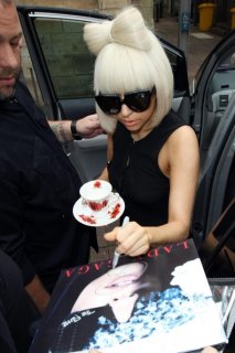 Lady+GaGA+With+A+Cup+Of+Tea+WitOqSt5LEql.jpg