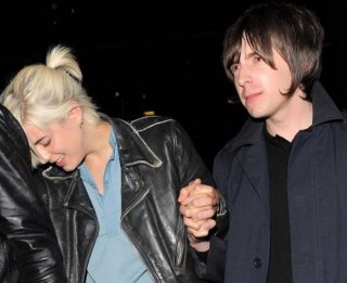 agyness-deyn-holds-hands-with-miles-kane_0.jpg