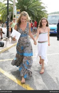 kate-moss-the-wedding-of-charlotte-tilbury-in-ibiza-spain-B2wMsX.jpg