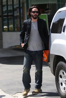 gallery_enlarged-keanu-reeves-cellphone-shopping-08212009-19.jpg