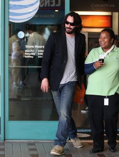 gallery_enlarged-keanu-reeves-cellphone-shopping-08212009-15.jpg