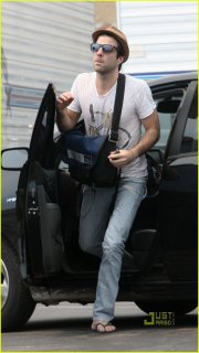 zachary-quinto-prius-02.jpg