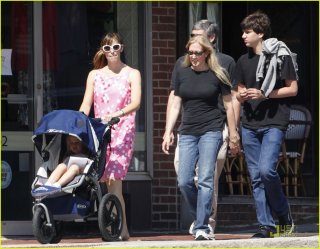 jennifer-garner-violet-affleck-pizza-03.jpg jennifer-garner-violet-affleck-pizza-03.jpg