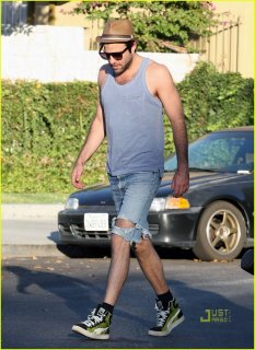 zachary-quinto-ripped-jeans-01.jpg