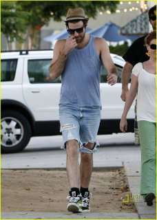 zachary-quinto-ripped-jeans-07.jpg