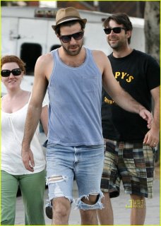 zachary-quinto-ripped-jeans-09.jpg