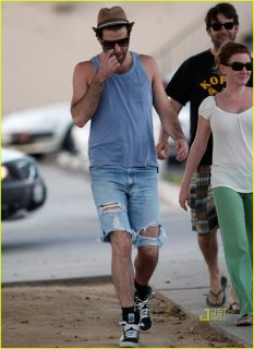 zachary-quinto-ripped-jeans-15.jpg