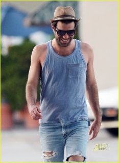 zachary-quinto-ripped-jeans-14.jpg