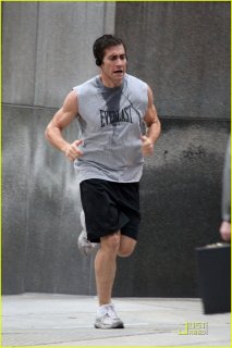 jake-gyllenhaal-bulges-biceps-03.jpg