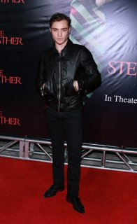 Ed-at-The-Stepfather-Premiere-ed-westwick-8613244-368-600.jpg